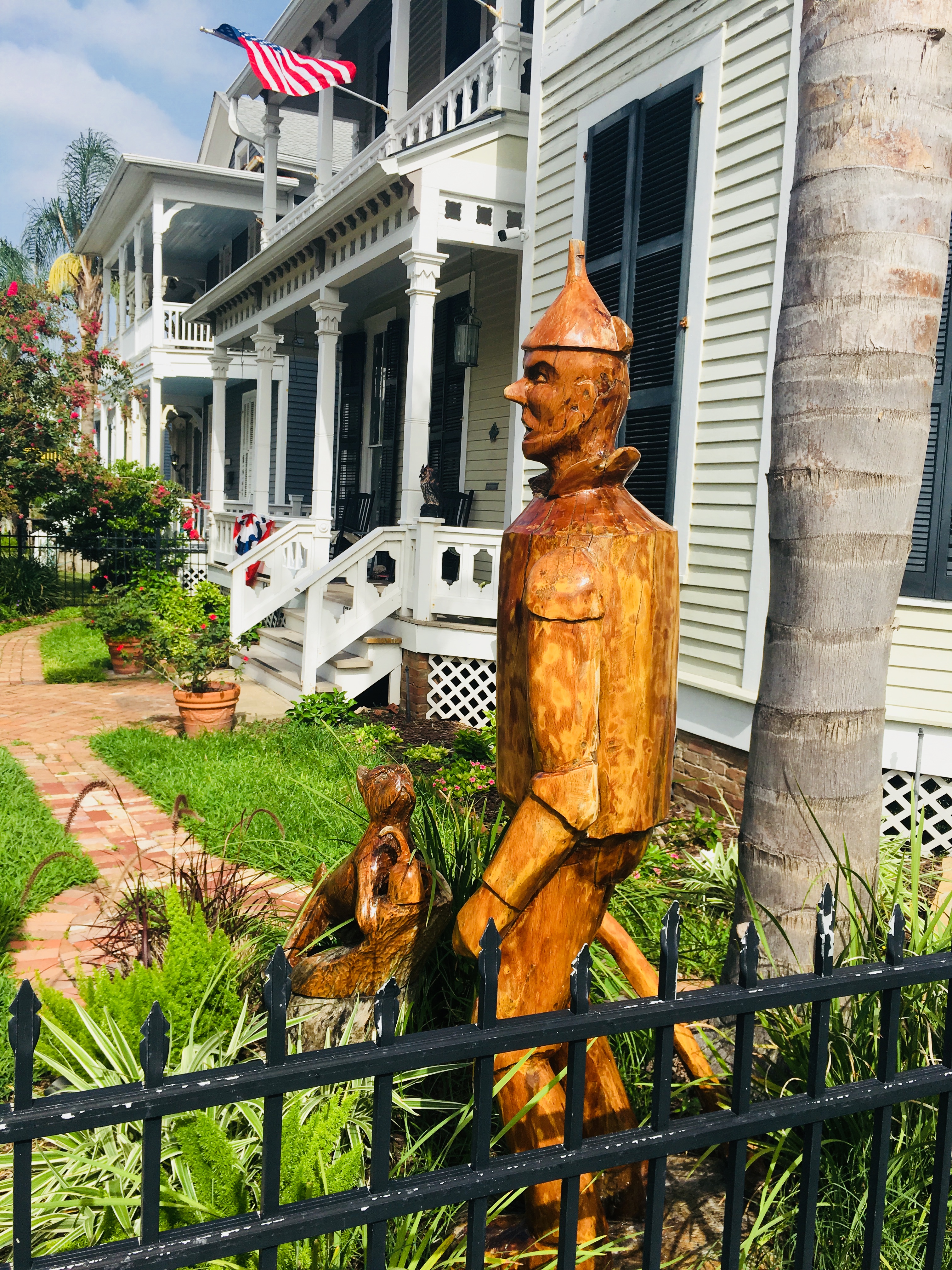 Tin Man from The Wizard of Oz galveston tree sculpture